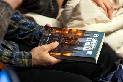 Un ejemplar de la novela de los muchos que había entre las butacas del Teatro Principal.