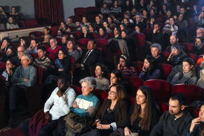 El Teatro Principal de Burgos se llenó para escuchar a la escritora burgalesa.