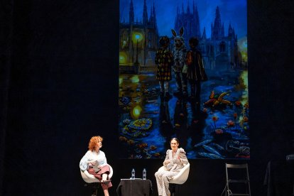 Una proyección de la portada de la novela, obra de Elvira Mateos, engalanó el escenario.
