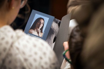 La foto de la autora en la solapa del libro, obra de Sergio Ibannez, causó curiosidad entre los espectadores.