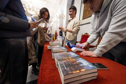 El puesto de la Asociación Provincial de Libreros despachó mucho ejemplares que luego la autora firmó.