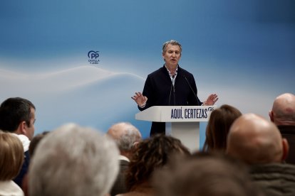 El presidente del Partido Popular, Alberto Núñez Feijóo, interviene en un mitin en Tordesillas
