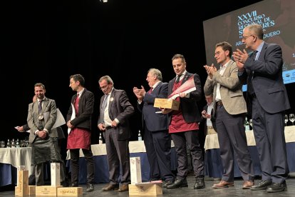 Imagen del ganador con los dos finalistas