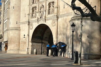Agentes de Policía Local an procedido a tapar la pintada con un plástico negro.