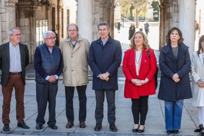 Ángel Carretón, Juan Carlos Aparicio, Juan Vicente Herrera, Alberto Núñez Feijoo, Cristina Ayala y Marta Arroyo durante el minuto de silencio ante el Ayuntamiento de Burgos.
