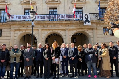 La ministra de Igualdad, Ana Redondo, el delegado del Gobierno en Castilla y León, Nicanor Sen, el subdelegado en Burgos, Pedro de la Fuente, y la alcaldesa, Aitana Hernando, durante el minuto de silencio.