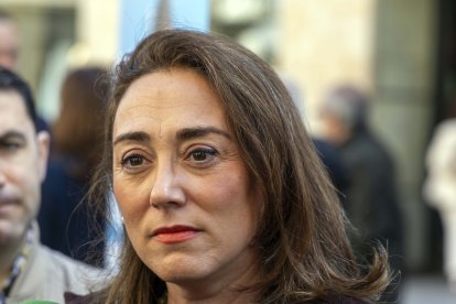 La  consejera de agricultura María González Corral visita la carpa electoral del PP en la Plaza del Liceo.