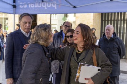 La  consejera de agricultura María González Corral visita la carpa electoral del PP en la Plaza del Liceo.