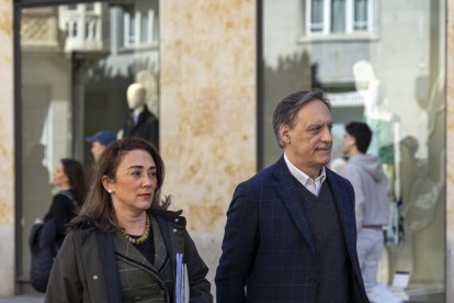 La  consejera de agricultura María González Corral visita la carpa electoral del PP en la Plaza del Liceo.