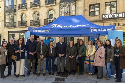 La  consejera de agricultura María González Corral visita la carpa electoral del PP en la Plaza del Liceo.