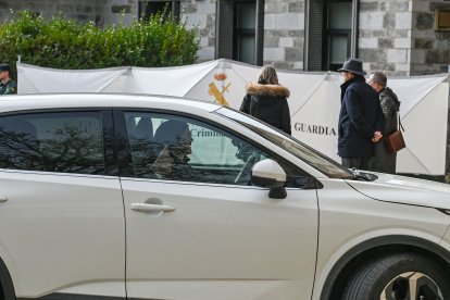 Entrega de las llaves del convento de las exmonjas de Belorado a la autoridad judicial por parte de sus representantes legales