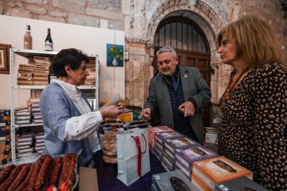 El subdelegado del Gobierno, Pedro de la Fuente, en un puesto junto a Cristina Romano, responsable de Manos Unidas en Burgos.