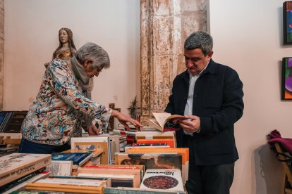 El sacerdote Óscar Moriana revisa la extensa oferta de libros de segunda mano.