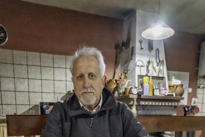 Chema Rodríguez vecino de Aguasal (Valladolid), lleva más de 20 años desempeñando las labores de presidente de mesa en las elecciones