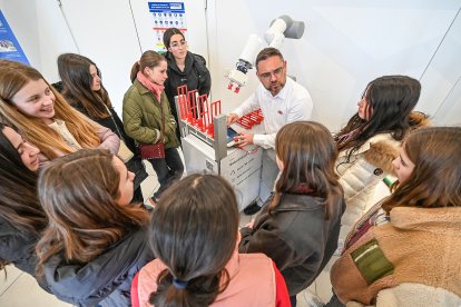 Talleres de Stem Talent Girl en la fábrica burgalesa de Benteler