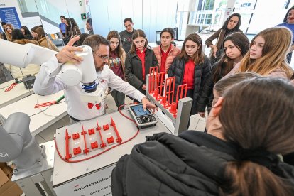 Talleres de Stem Talent Girl en la fábrica burgalesa de Benteler