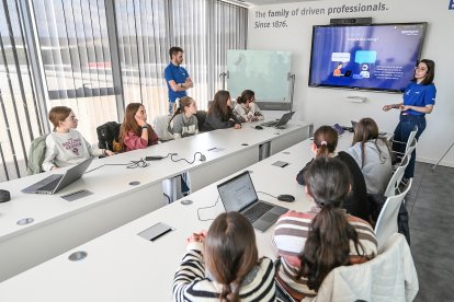 Talleres de Stem Talent Girl en la fábrica burgalesa de Benteler
