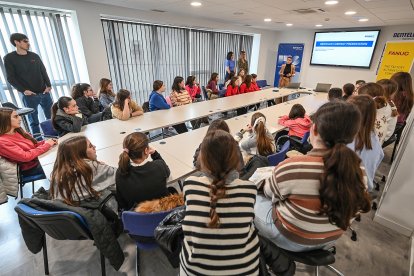 Talleres de Stem Talent Girl en la fábrica burgalesa de Benteler