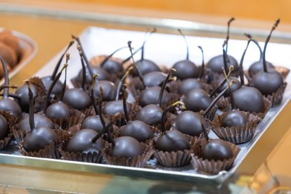 Cerezas de Las Caderechas con chocolate y orujo.
