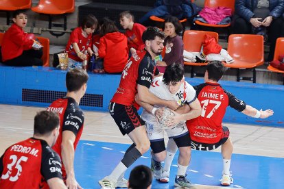 El partido se caracterizó por una gran intensidad defensiva.