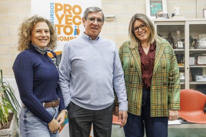 De izquierda a derecha: Puri Díez, técnico de intervención en adicciones, Javier Serrano, voluntario en la comunidad terapeutica, y Marta González, directora de Proyecto Hombre.