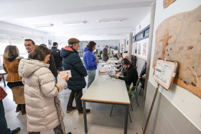 Electores en el colegio Venerables de la capital burgalesa.