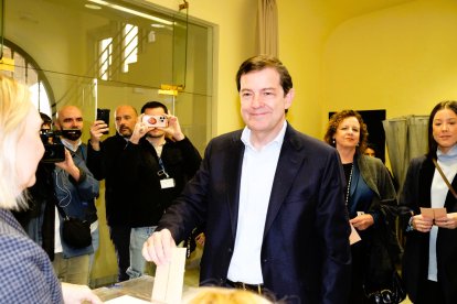 El candidato del PP a la presidencia de la Junta de Castilla y León, Alfonso Fernández Mañueco, vota en Salamanca.