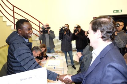 El candidato del PP a la presidencia de la Junta de Castilla y León, Alfonso Fernández Mañueco, vota en Salamanca.