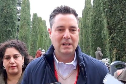 Daniel de la Rosa, junto a Estrella Paredes, antes de votar.