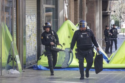 La Policía Nacional, protegida con escudos durante la intervención.