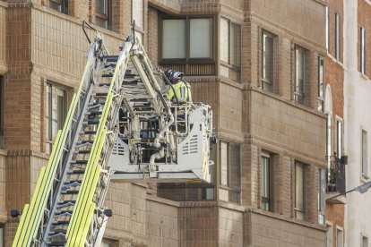 Los bomberos, intentando acceder al quinto piso.
