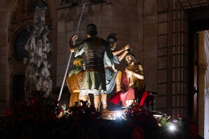 Paso de la Coronación de Espinas, durante la procesión del Santo Entierro.