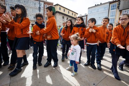 Instante de la actividad Baila conmigo organizada por Síndrome de Down Burgos para celebrar su día mundial.