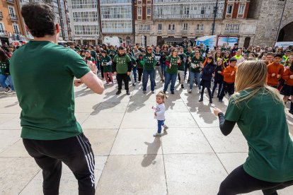 Instante de la actividad Baila conmigo organizada por Síndrome de Down Burgos para celebrar su día mundial.