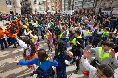 Instante de la actividad Baila conmigo organizada por Síndrome de Down Burgos para celebrar su día mundial.