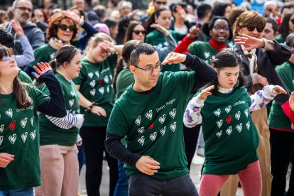 Instante de la actividad Baila conmigo organizada por Síndrome de Down Burgos para celebrar su día mundial.