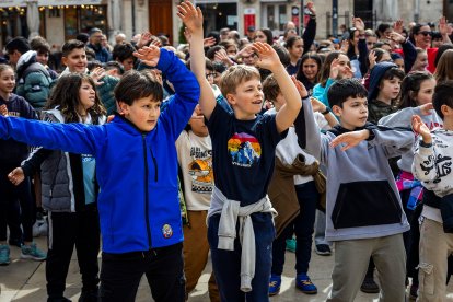 Instante de la actividad Baila conmigo organizada por Síndrome de Down Burgos para celebrar su día mundial.