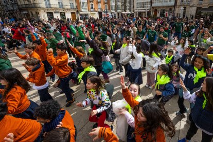 Instante de la actividad Baila conmigo organizada por Síndrome de Down Burgos para celebrar su día mundial.