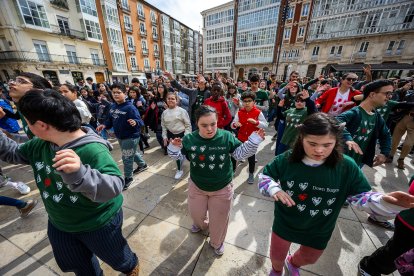 Instante de la actividad Baila conmigo organizada por Síndrome de Down Burgos para celebrar su día mundial.