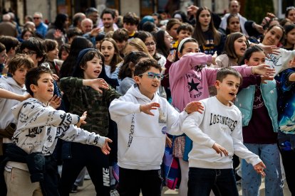 Instante de la actividad Baila conmigo organizada por Síndrome de Down Burgos para celebrar su día mundial.