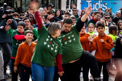 Instante de la actividad Baila conmigo organizada por Síndrome de Down Burgos para celebrar su día mundial.