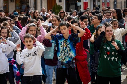 Instante de la actividad Baila conmigo organizada por Síndrome de Down Burgos para celebrar su día mundial.