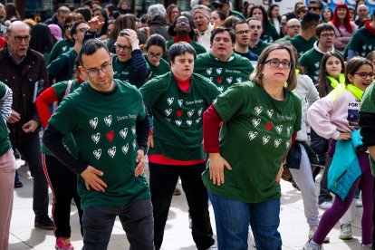Instante de la actividad Baila conmigo organizada por Síndrome de Down Burgos para celebrar su día mundial.