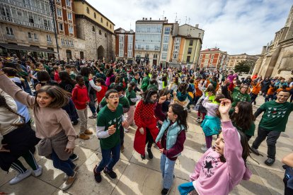 Instante de la actividad Baila conmigo organizada por Síndrome de Down Burgos para celebrar su día mundial.