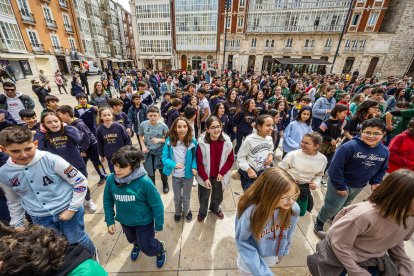 Instante de la actividad Baila conmigo organizada por Síndrome de Down Burgos para celebrar su día mundial.