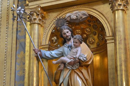 San José con el Niño, obra del escultor toledano Juan Pascual de Mena, en la capilla de San José o de la Presentación de la Catedral de Burgos.