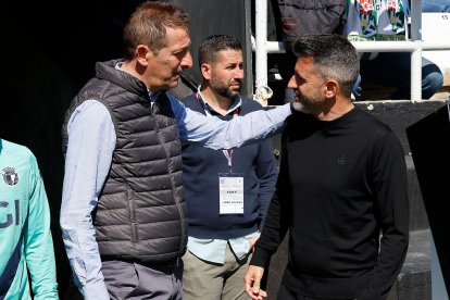 Los dos técnicos se saludan antes del comienzo del partido.