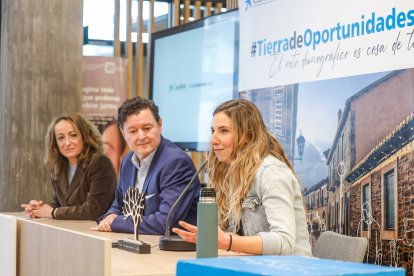 Raquel Camarero, creadora de Naturfera, relató su experiencia como finalista de 2025. Su proyecto de vermicompost en Torresandino recibía la mención Futuro en el Mundo Rural.