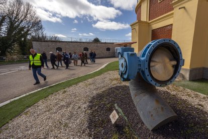 Detalle de una visita a los depósitos de agua del cerro de San Miguel.