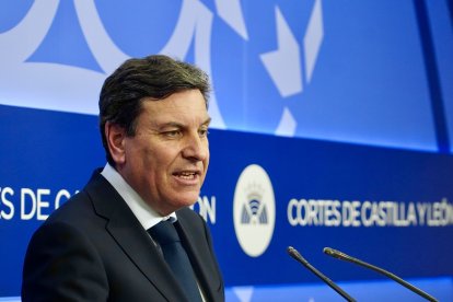El portavoz de la Junta Carlos Fernández Carriedo atiende a los medios tras la ronda de diálogo del PP con los partidos tras las elecciones